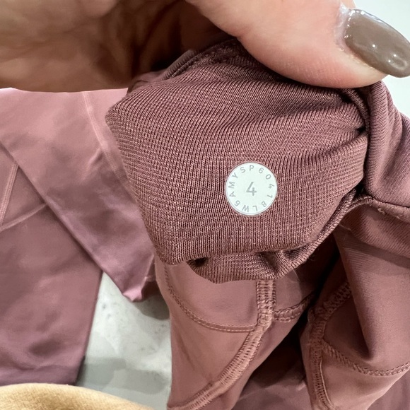 Lululemon run tight - Picture 5 of 7